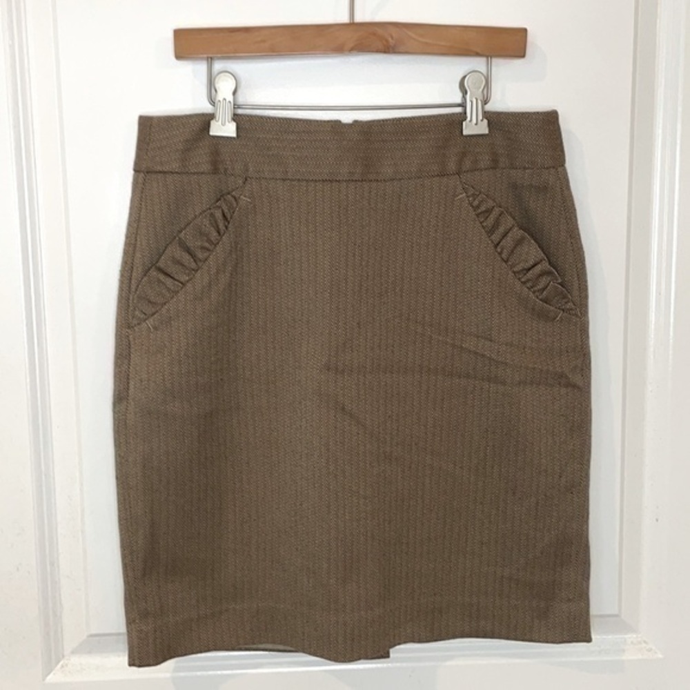 LOFT | Women’s Ruffed Side Pockets & Quarter Zip Back LOFT Beige Skirt Size 4